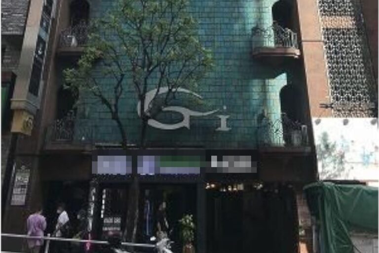 新宿駅8分 1階43坪 236万 現況店舗 大型物件 重飲食可 交差点至近