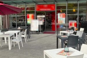 淡路町駅3分 1階23坪 73万 現ラーメン店 広い間口テラス付き 重飲食可